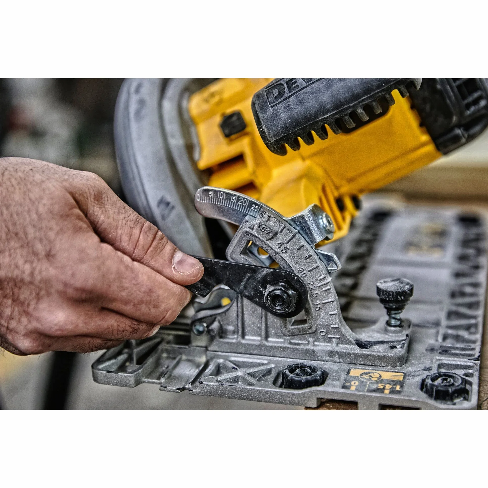 DEWALT Handkreissäge (1,350 Watt, 61 mm Schnitttiefe, Sägeblatt-Ø 190/30 mm, inkl. Schutzhauben-Aufsatz für die Staubabsaugung, Parallelanschlag, Montagewerkzeug und Koffer) DWE576K