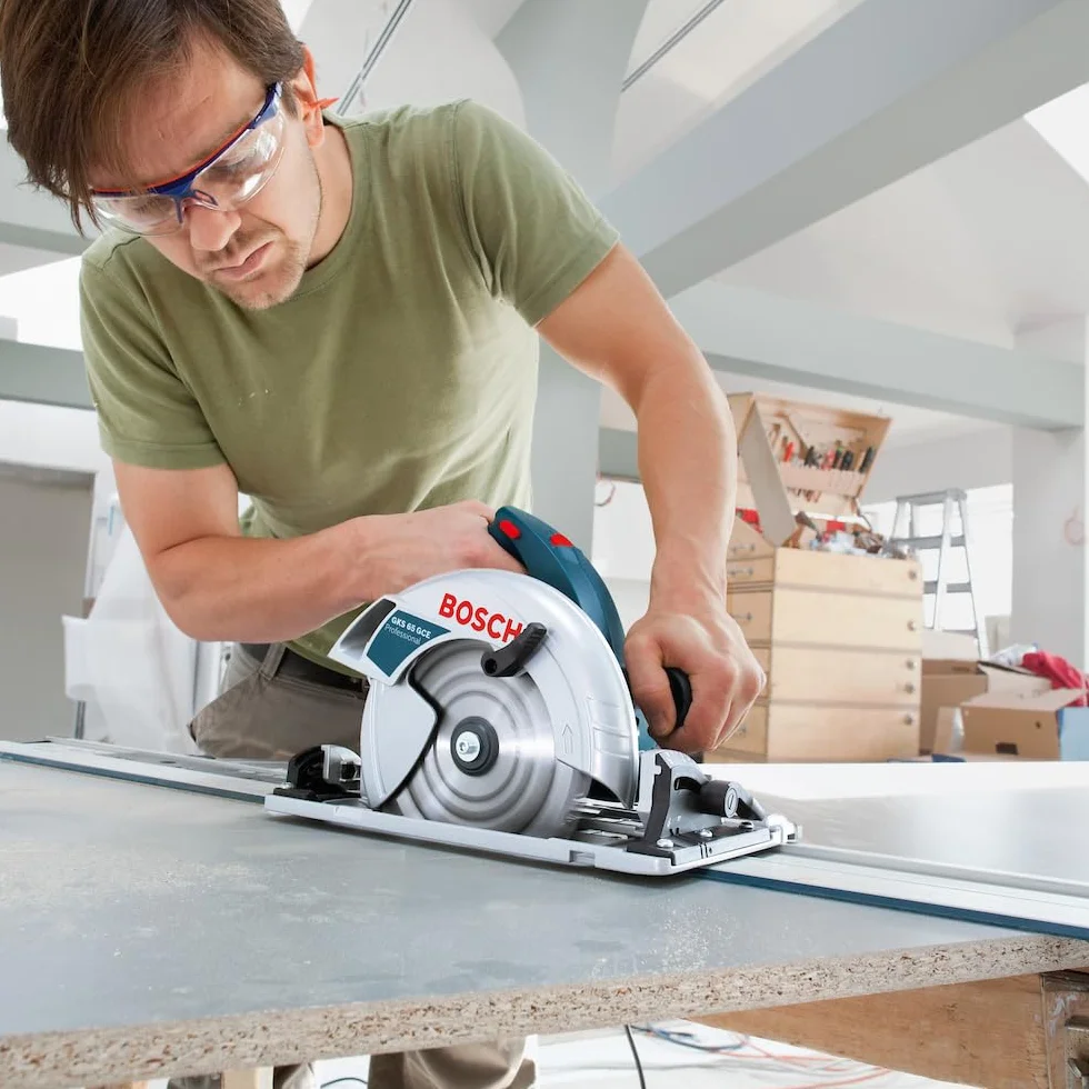Bosch Professional Führungsschiene FSN 1100 (1,10 m Länge, kompatibel mit Bosch Professional GKS Kreissägen G-Modellen, GKT Tauchsägen, bestimmten GST Stichsägen + GOF Fräsen mit Adapter)