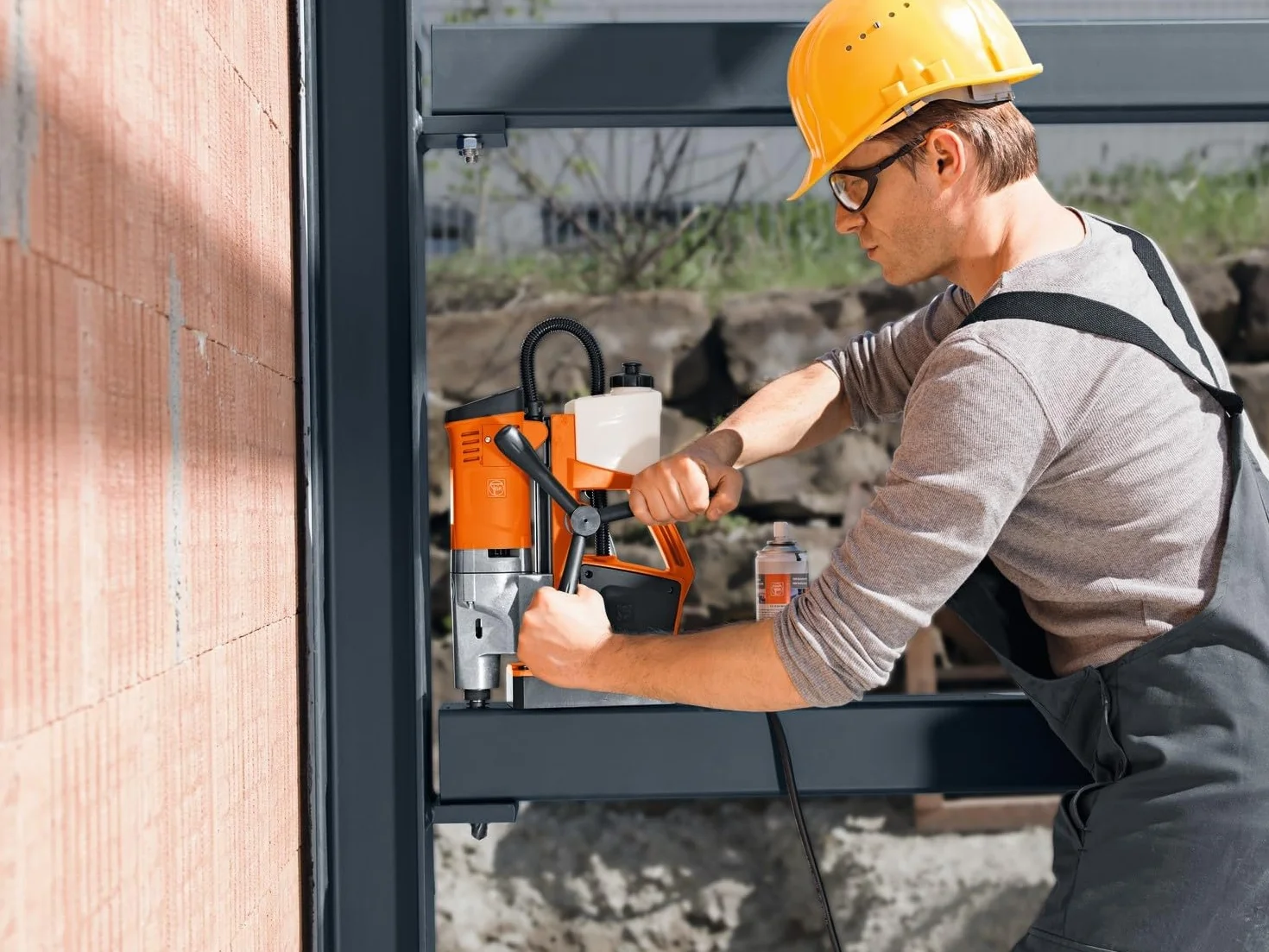FEIN Kleine und hubstarke 1-Gang-Universal-Magnet-Kernbohrmaschine KBU 35 MQW bis 35 mit Rechts-/Linkslauf, MK2-Werkzeugaufnahme und höchster Funktionalität für flexibles Arbeiten auf der Baustelle.