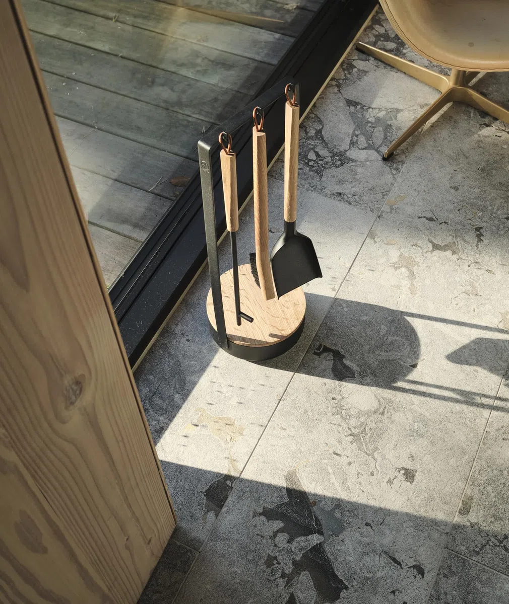 Morsø Adrian Kaminbesteck - das Original, hochwertige Designer-Kamingarnitur, 4-teiliges Kamin Set mit Schaufel, Besen und Feuerhaken & Ständer, schwarz/Holz natur