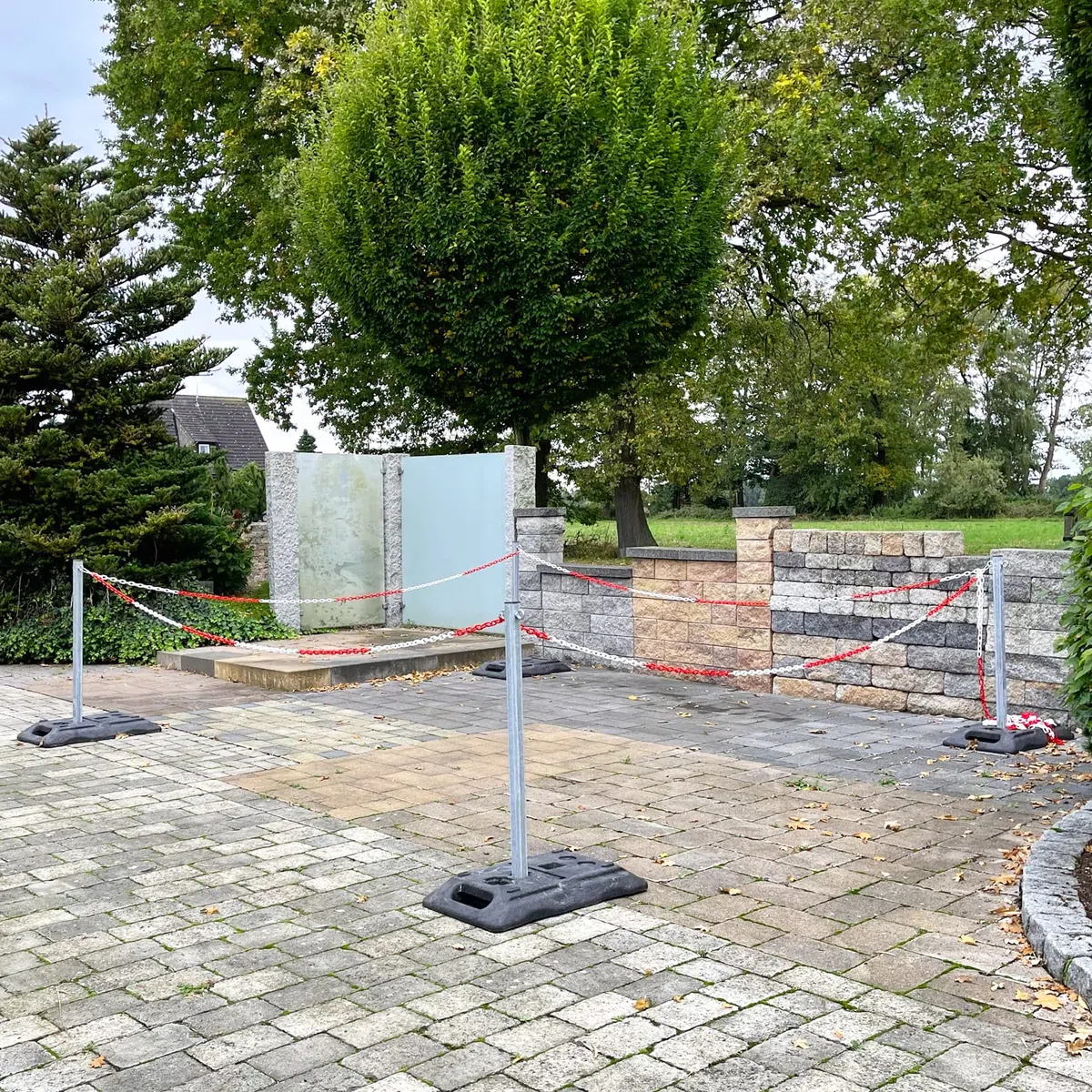 UvV Profi X40 Kettenpfosten Stahl 40 kg Set 4 x 1m x 40/40 Stahlpfosten + 15 kg schwere Fußplatte + 12,5m Absperrkette (Set B 4 Pfosten verzinkt)