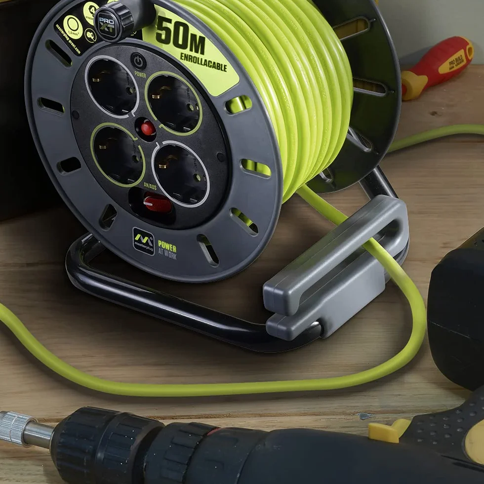 Masterplug Pro-XT 4-Fach offene Kabeltrommel mit Aufrollgriff, Thermoabschaltung und Netzschalter, 50 Meter langes Kabel mit hoher Sichtbarkeit
