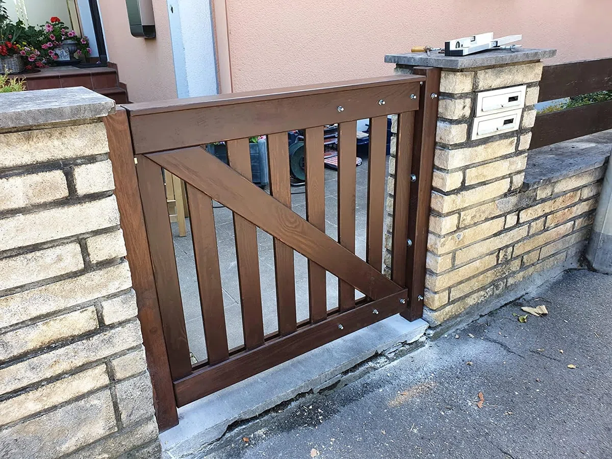 Bastionshop - Gartentor Holz, Gartentür aus Holz - Rustikale Holztor mit Pfosten und Verriegelung, Zauntor aus massivem Kiefernholz, Lattenzaun Tor - Unlackiert, Gate - 120x85cm (v.13)