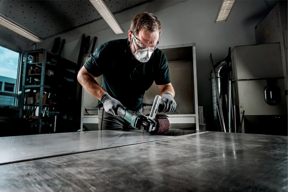 metabo Satiniermaschine SE 17-200 RT, 1700 W Schleifer für Edelstahl | 17 Nm Drehmoment, 800–3000 U/min, VTC-Elektronik für konstante Last, inkl. Zusatzhandgriff, werkzeugloser Zubehörwechsel