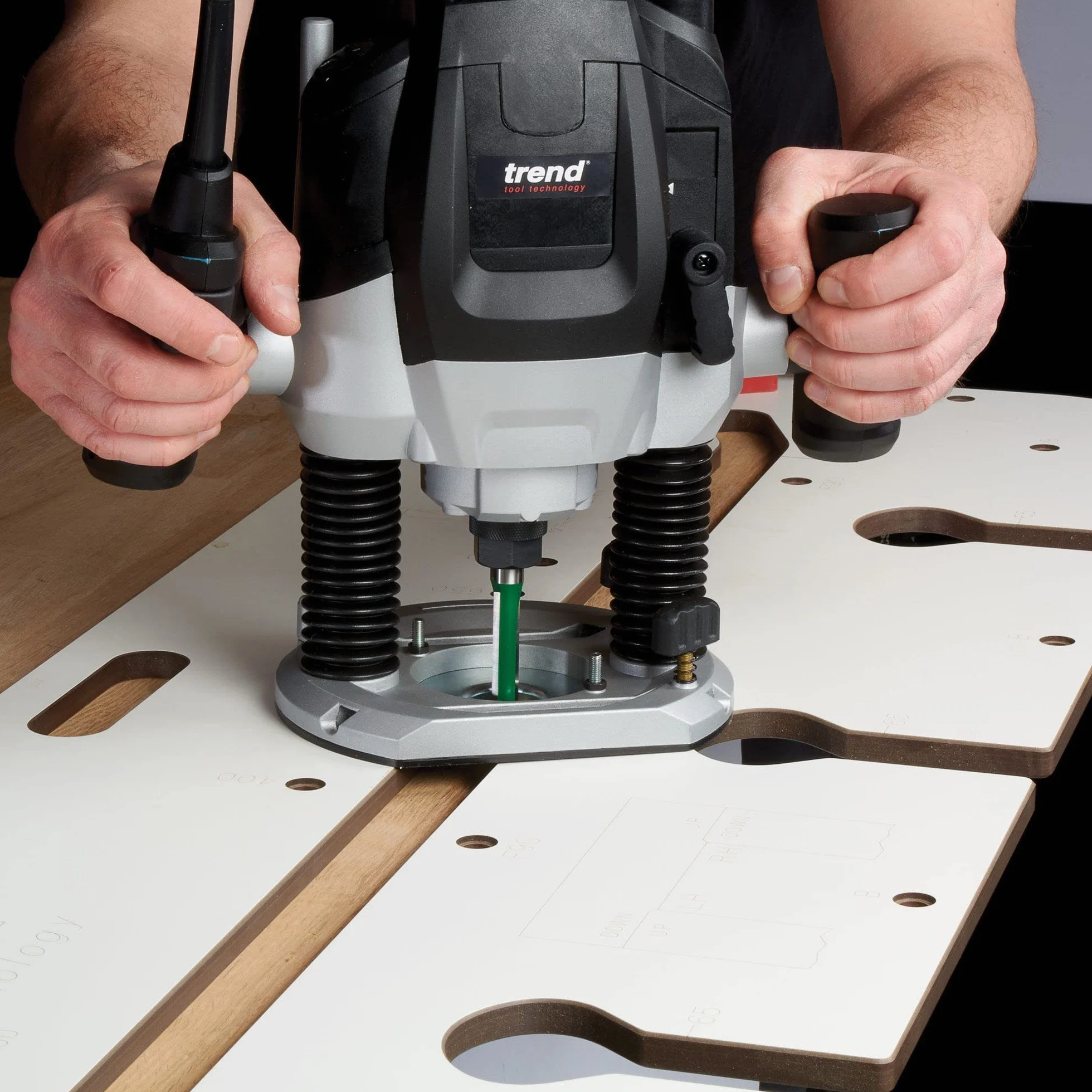 Trend T7 Oberfräse 2100 W, 12 mm Spannzange, variable Drehzahl, 50 mm Frästiefe, Sanftanlauf, 230 V, für Arbeitsplatten, Nuten und Profilfräsungen, im Koffer, T7EK/EURO