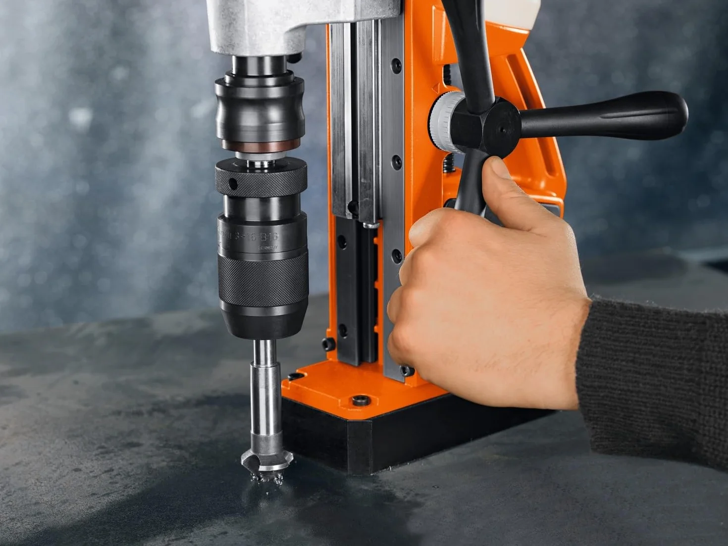 FEIN Kleine und hubstarke 1-Gang-Universal-Magnet-Kernbohrmaschine KBU 35 MQW bis 35 mit Rechts-/Linkslauf, MK2-Werkzeugaufnahme und höchster Funktionalität für flexibles Arbeiten auf der Baustelle.