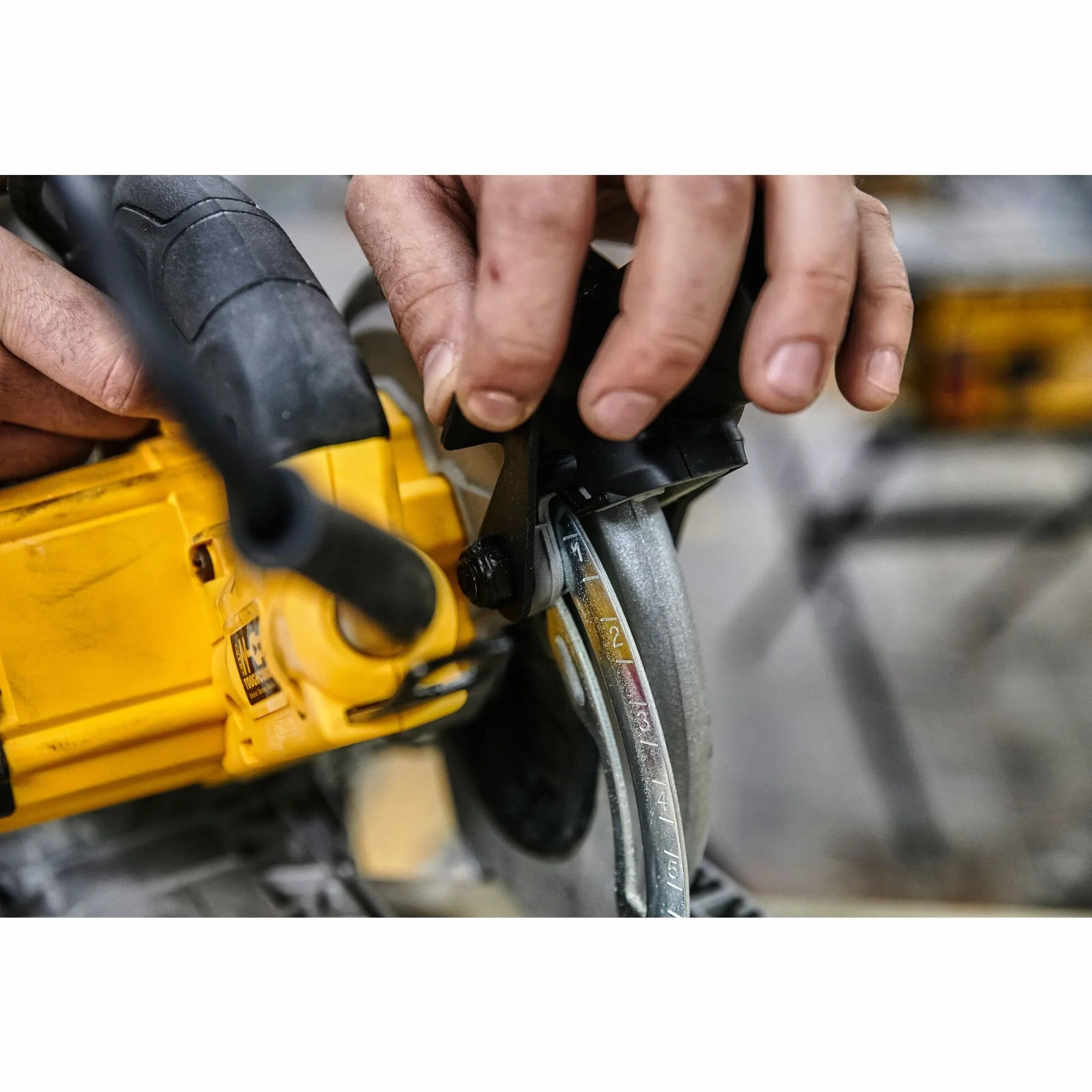 DEWALT Handkreissäge (1,350 Watt, 61 mm Schnitttiefe, Sägeblatt-Ø 190/30 mm, inkl. Schutzhauben-Aufsatz für die Staubabsaugung, Parallelanschlag, Montagewerkzeug und Koffer) DWE576K
