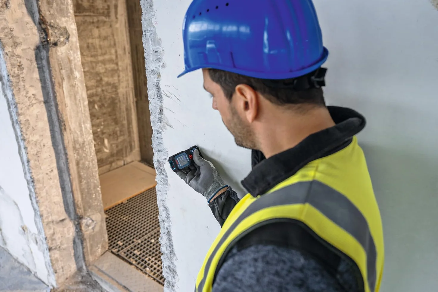 Bosch Professional Laser-Entfernungsmesser GLM 40-31 (IP 65, stoßdämpfendes Gehäuse, 7 Messmodi, automatische Berechnungen für Länge/Fläche/Volumen, helles Farbdisplay, mit Li-Ionen-Akku kompatibel)