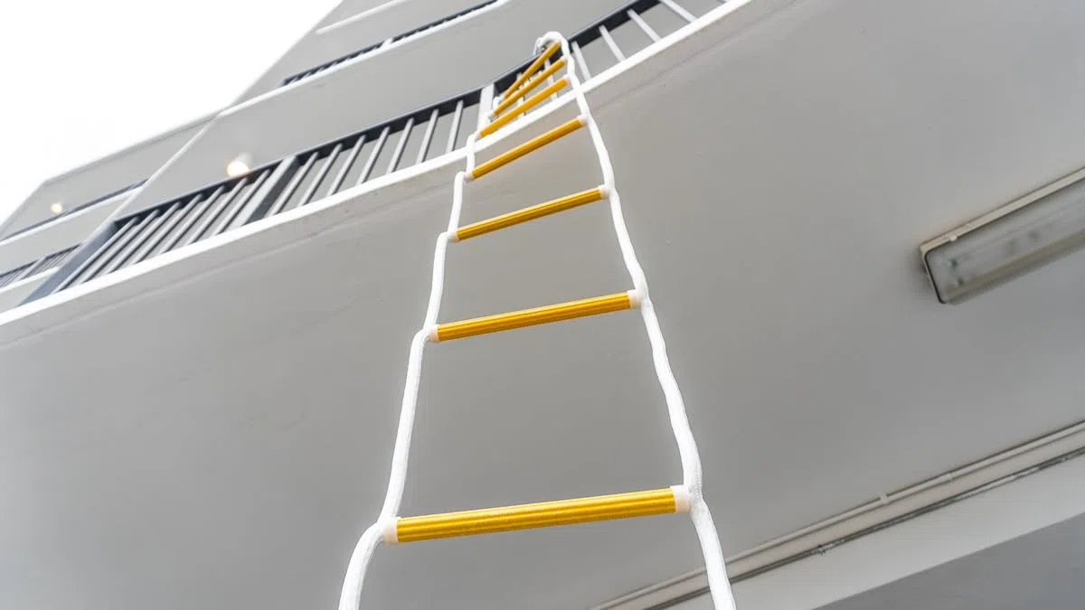 Notfall-Feuerleiter 8m 3 Stockwerke | Sicherheits-Strickleiter mit Stand-Off-Stabilisatoren | Schnell bereitzustellen und einfach zu bedienen | Gewichtskapazität bis zu 900 kg | Strickleiter 8m