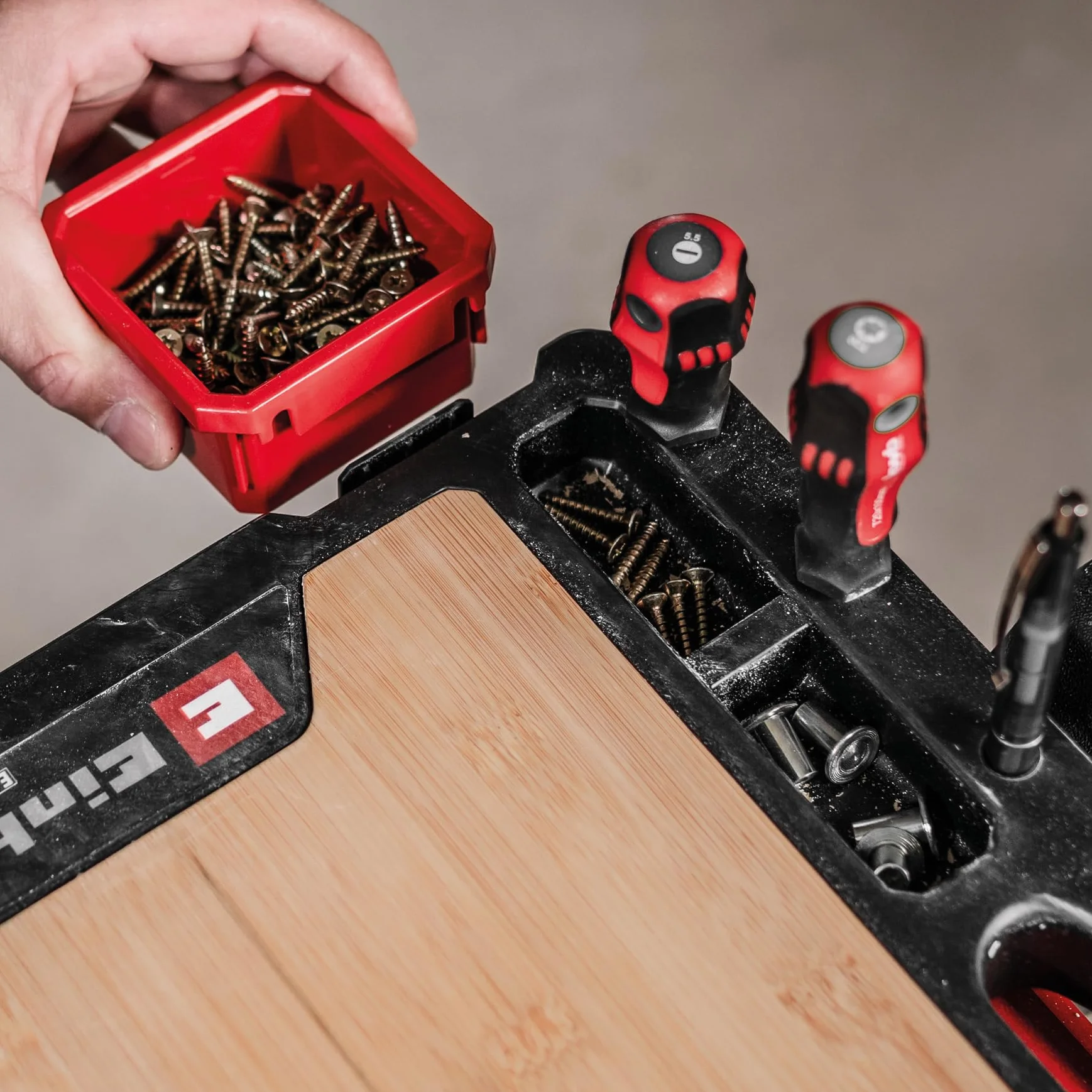Original Einhell E-Case Arbeitsplatte (50 x 36 x 4,2 cm, max. 84 kg Nutzlast, Einhell E-Case System, robuster Bambus, Mobile Werkbank, Tragegriff, Zubehörhalterungen)