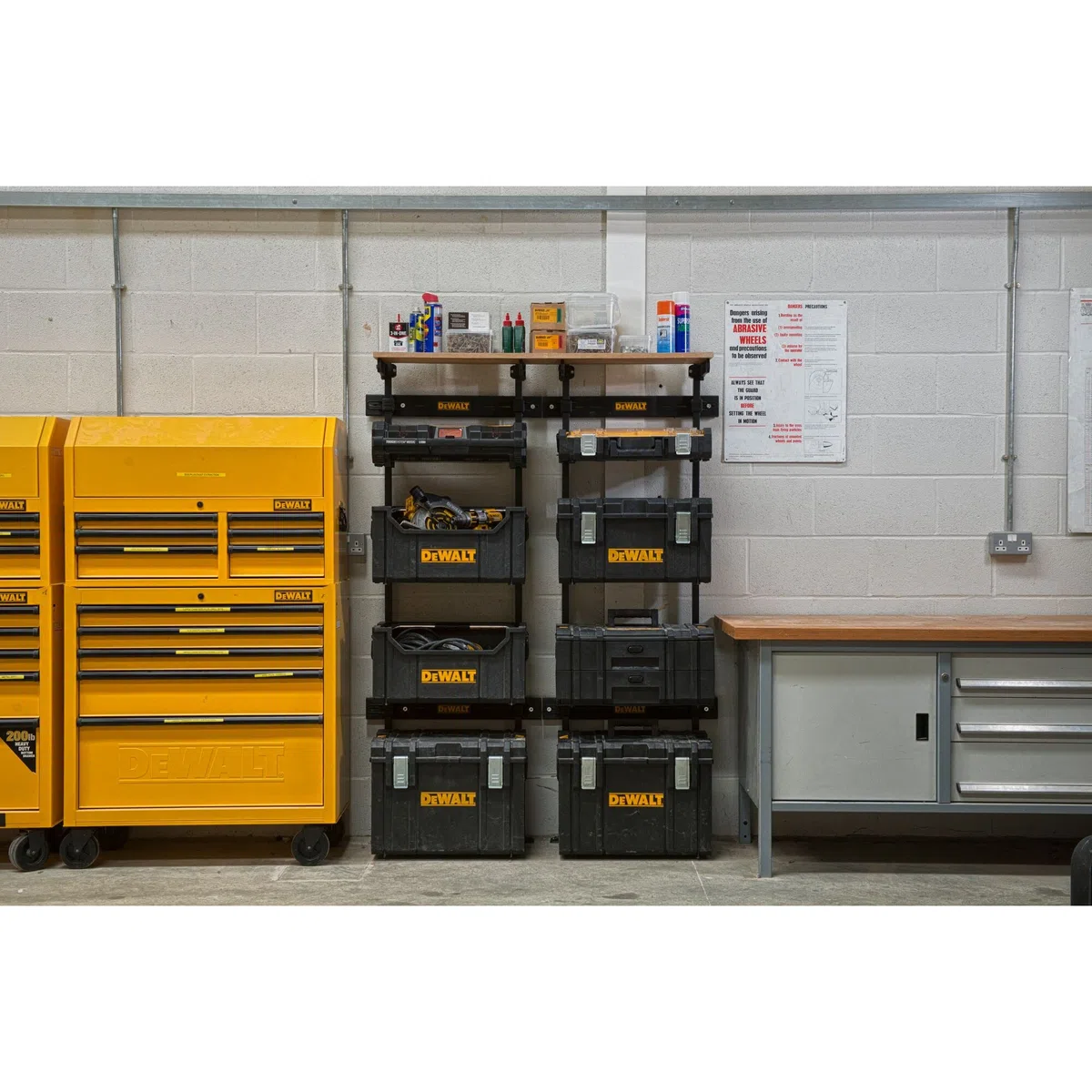 Dewalt ToughSystem Wandregal DWST1-75694 (zum sicheren Verstauen der DeWalt Tough Boxen an der Wand, eigene Regalbretter nutzbar, max. Gewicht je Träger: 40 kg, komplettes Regal: max. 200 kg)