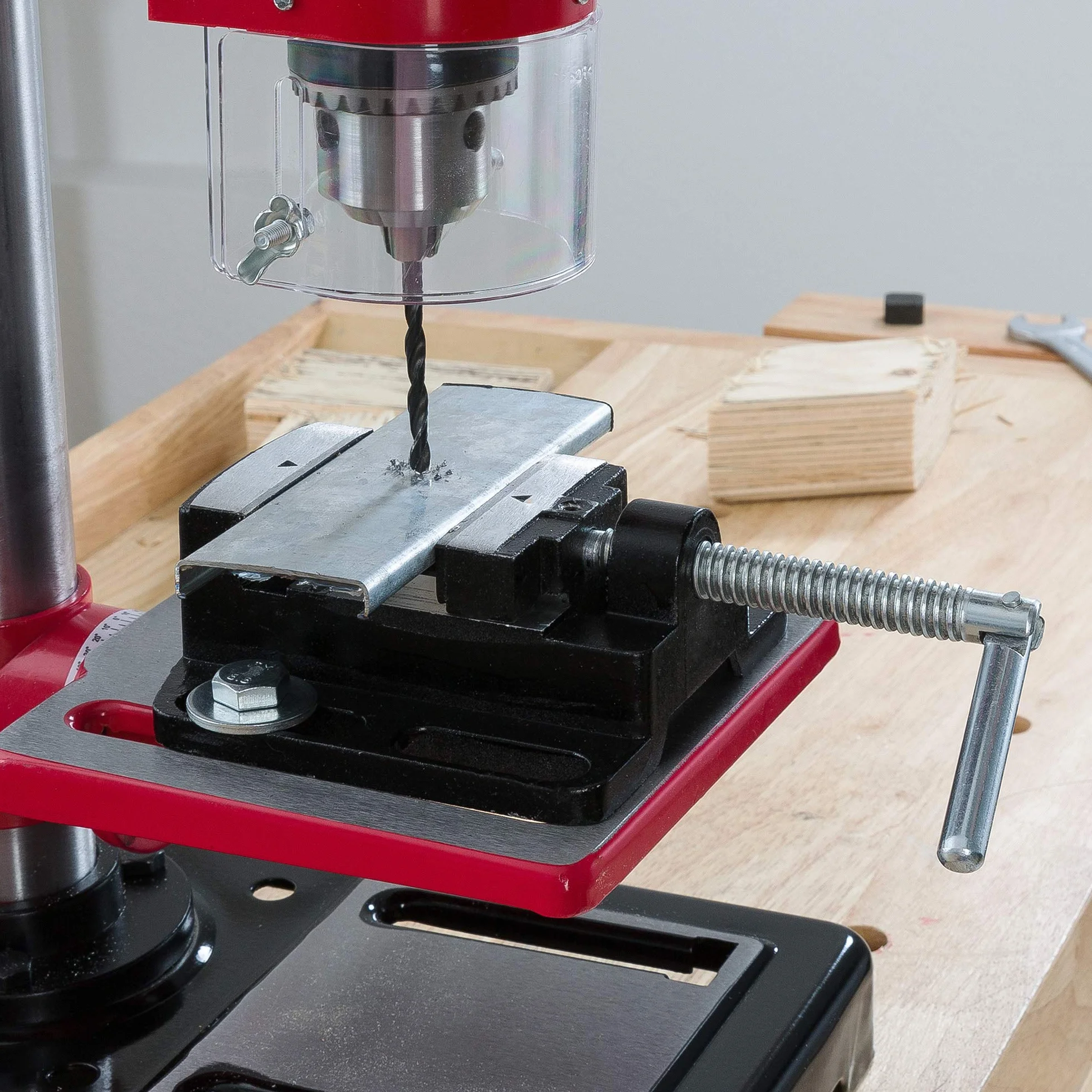 Arebos Tischbohrmaschine | Säulenbohrmaschine | mit integriertem Positionslaser | 500 W | inkl. 13 mm Zahnkranzbohrfutter und Schraubstock | 5 Geschwindigkeitsstufen | 0 – 45 Grad Neigungswinkel