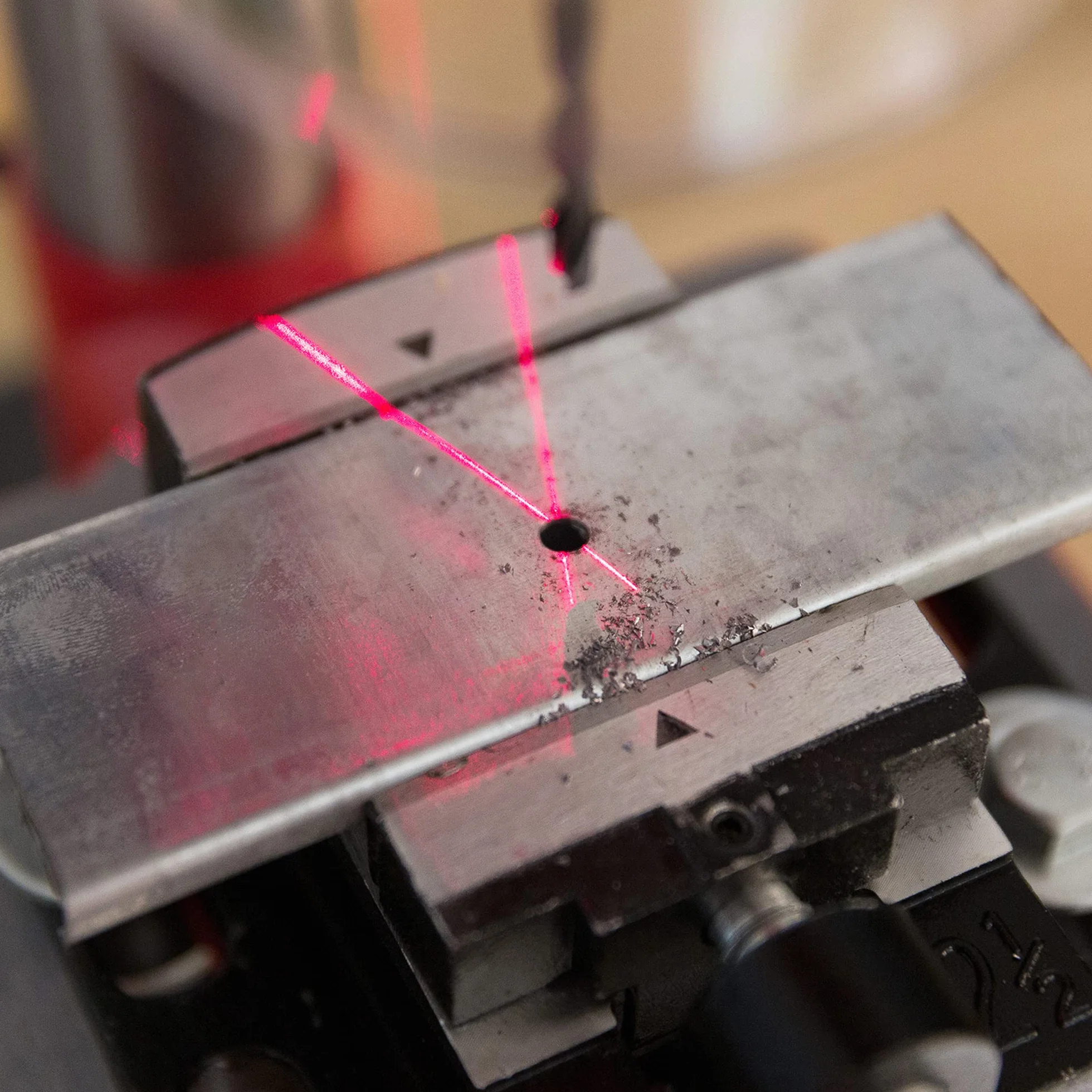 Arebos Tischbohrmaschine | Säulenbohrmaschine | mit integriertem Positionslaser | 500 W | inkl. 13 mm Zahnkranzbohrfutter und Schraubstock | 5 Geschwindigkeitsstufen | 0 – 45 Grad Neigungswinkel