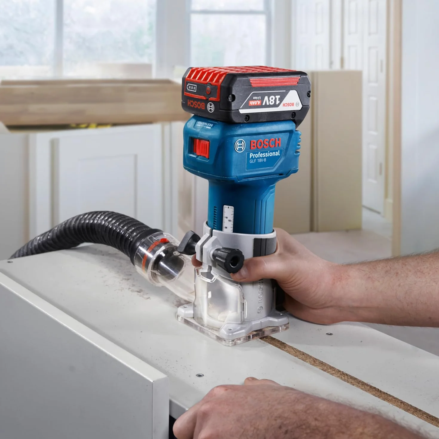Bosch Professional 18V System Akku-Kantenfräse GLF 18V-8 (inkl. Parallelanschl., Saugadapter Oberflächenfr. & Kantenfr., Rollenführung bündiges Schneiden, 8mm-Spannz., Spannschl., o. Akku/Ladeger.)