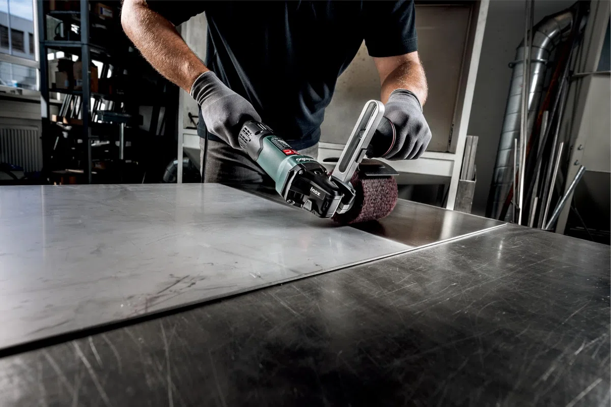 metabo Satiniermaschine SE 17-200 RT, 1700 W Schleifer für Edelstahl | 17 Nm Drehmoment, 800–3000 U/min, VTC-Elektronik für konstante Last, inkl. Zusatzhandgriff, werkzeugloser Zubehörwechsel