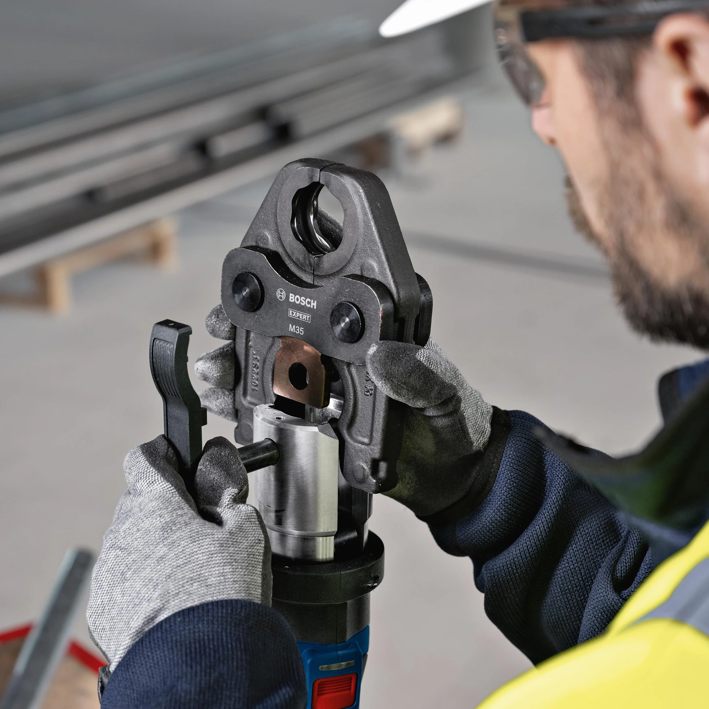 Bosch Professional 18V System Akku Presswerkzeug GPT 18V-32 (32 kN Kraft, Kunststoff-Fittings bis 110 mm, Metall-Fittings bis 54 mm, inkl. XL-BOXX)