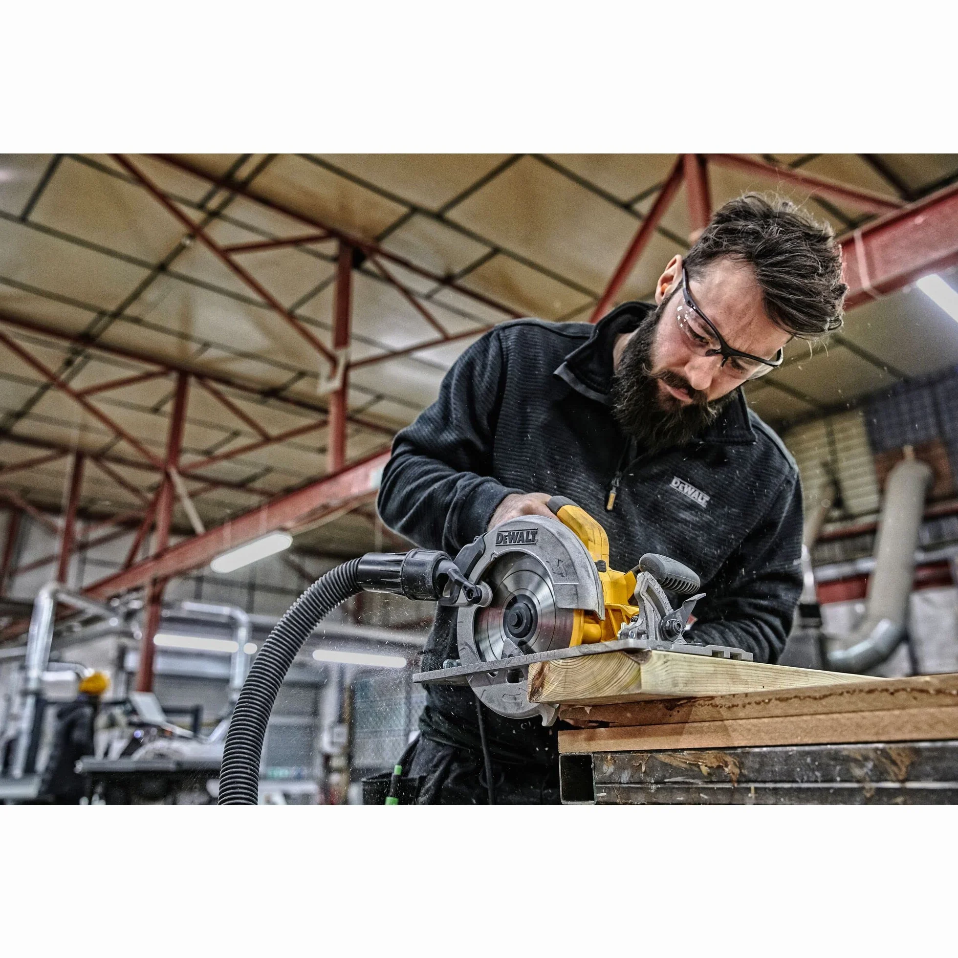 DEWALT Handkreissäge (1,350 Watt, 61 mm Schnitttiefe, Sägeblatt-Ø 190/30 mm, inkl. Schutzhauben-Aufsatz für die Staubabsaugung, Parallelanschlag, Montagewerkzeug und Koffer) DWE576K