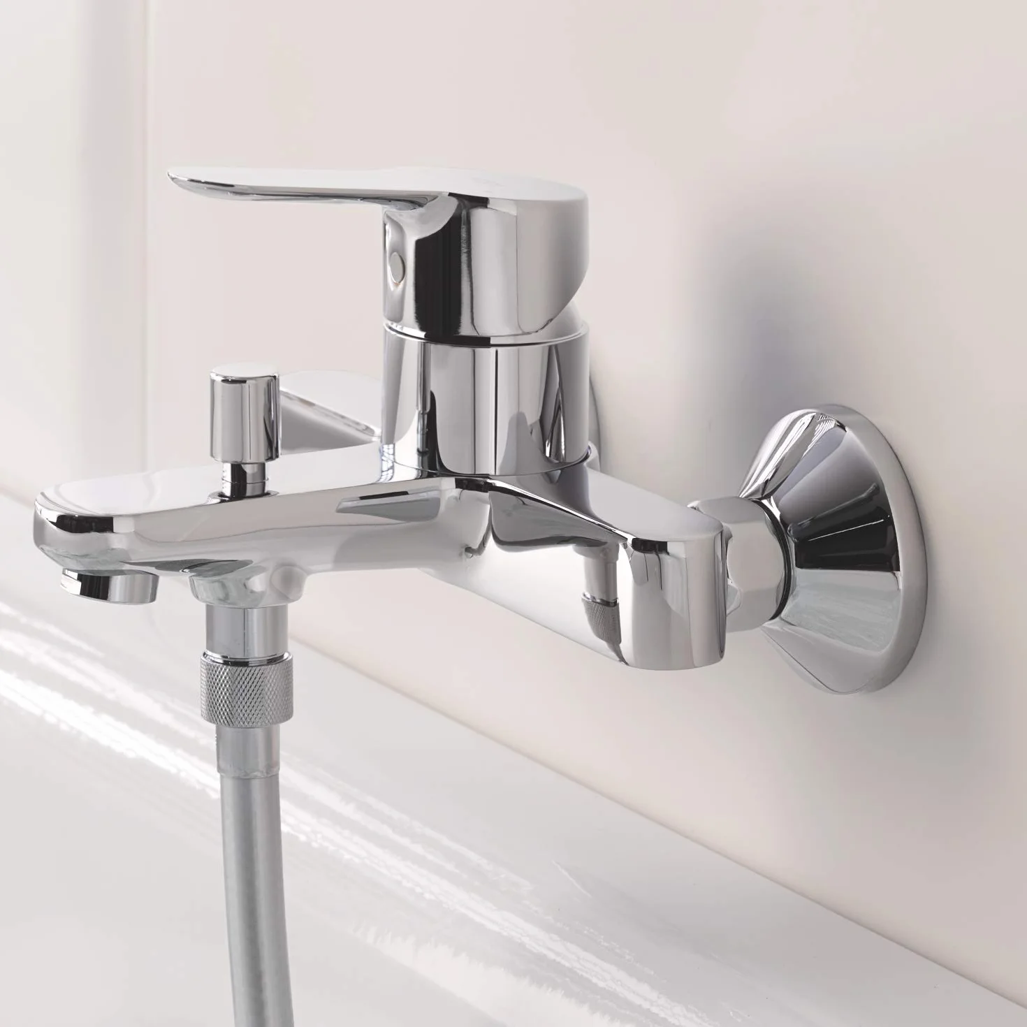 GROHE BauEdge, Badewannenarmatur (Duscharmatur für die Badewanne, Mischbatterie mit automatischer Umstellung Wanne/Brause, mit integriertem Rücklaufventil, S-Anschlüsse), chrom, 23334000