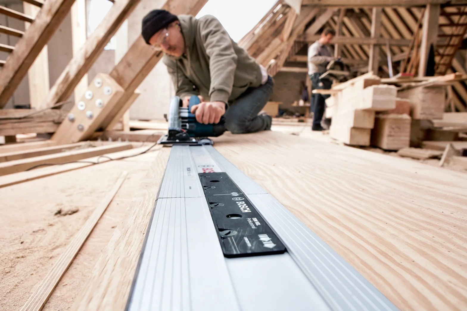 Bosch Professional Kreissäge GKS 65 GCE (inkl. Sechskantstiftschlüssel SW 5, Absaugadapter, 1x Kreissägeblatt für Holz)
