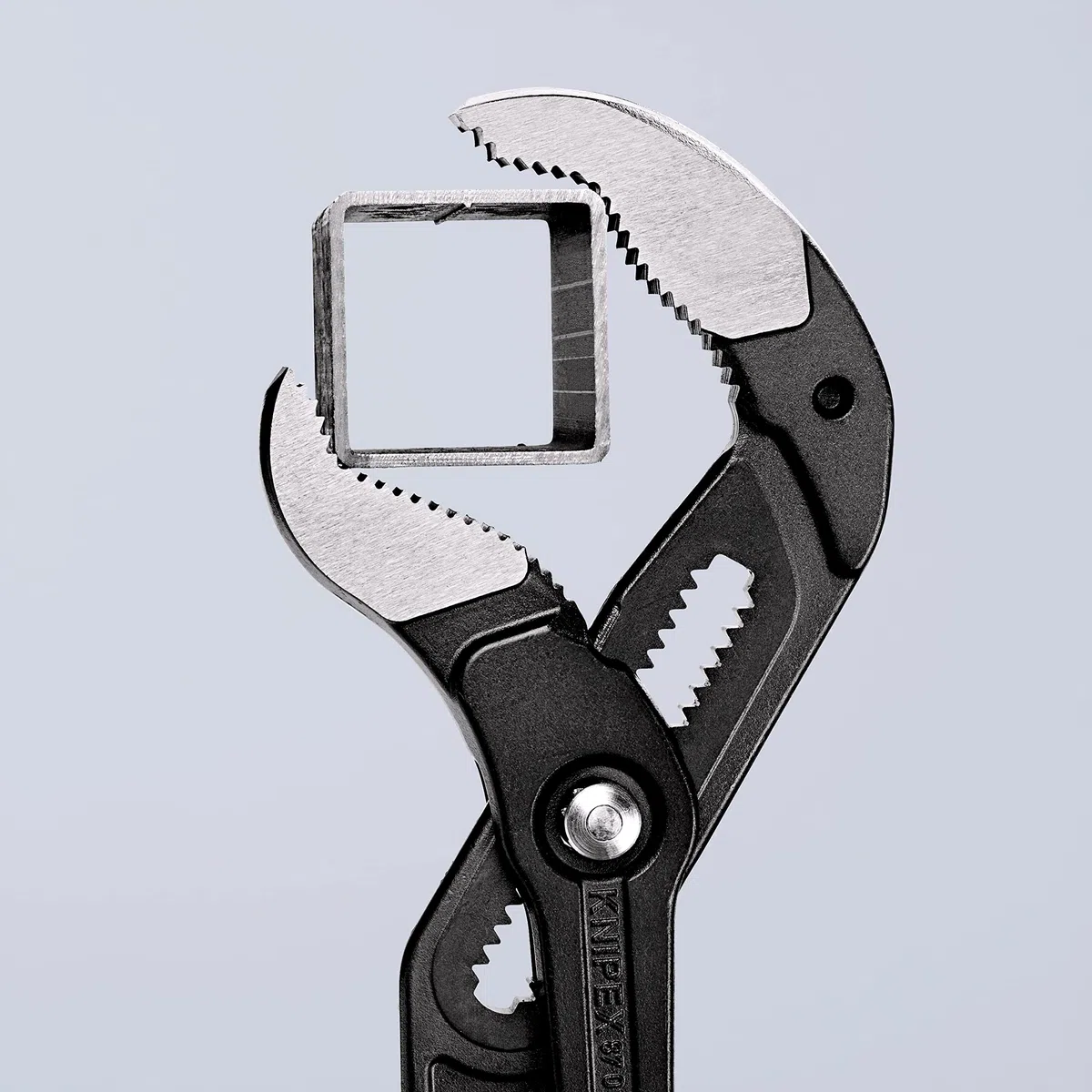 KNIPEX Cobra XXL Wasserpumpenzange, 560 mm, Muttern bis 120mm, Rohre bis 115mm, Feinverstellung per Knopfdruck, Rohrzange, 87 01 560