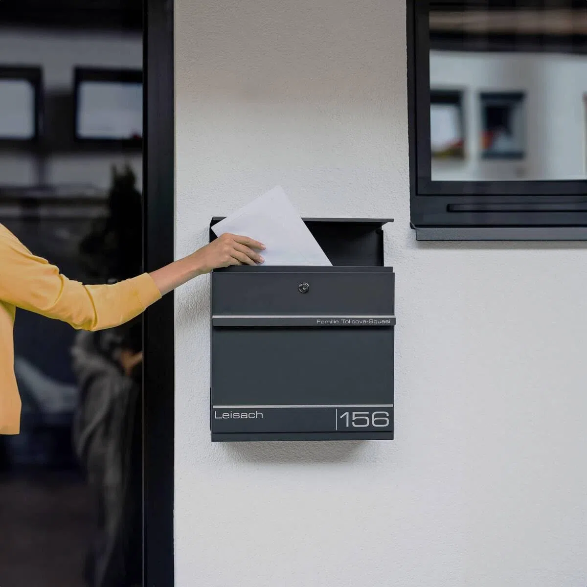 Metzler Briefkasten Personalisierbar Anthrazit RAL 7016 - mit Zeitungsfach - Wandbriefkasten mit Edelstahl Namensschild und Hausnummer Lesergravur - UV-beständig und Rostfrei (Mit Gravur) - Herrmann