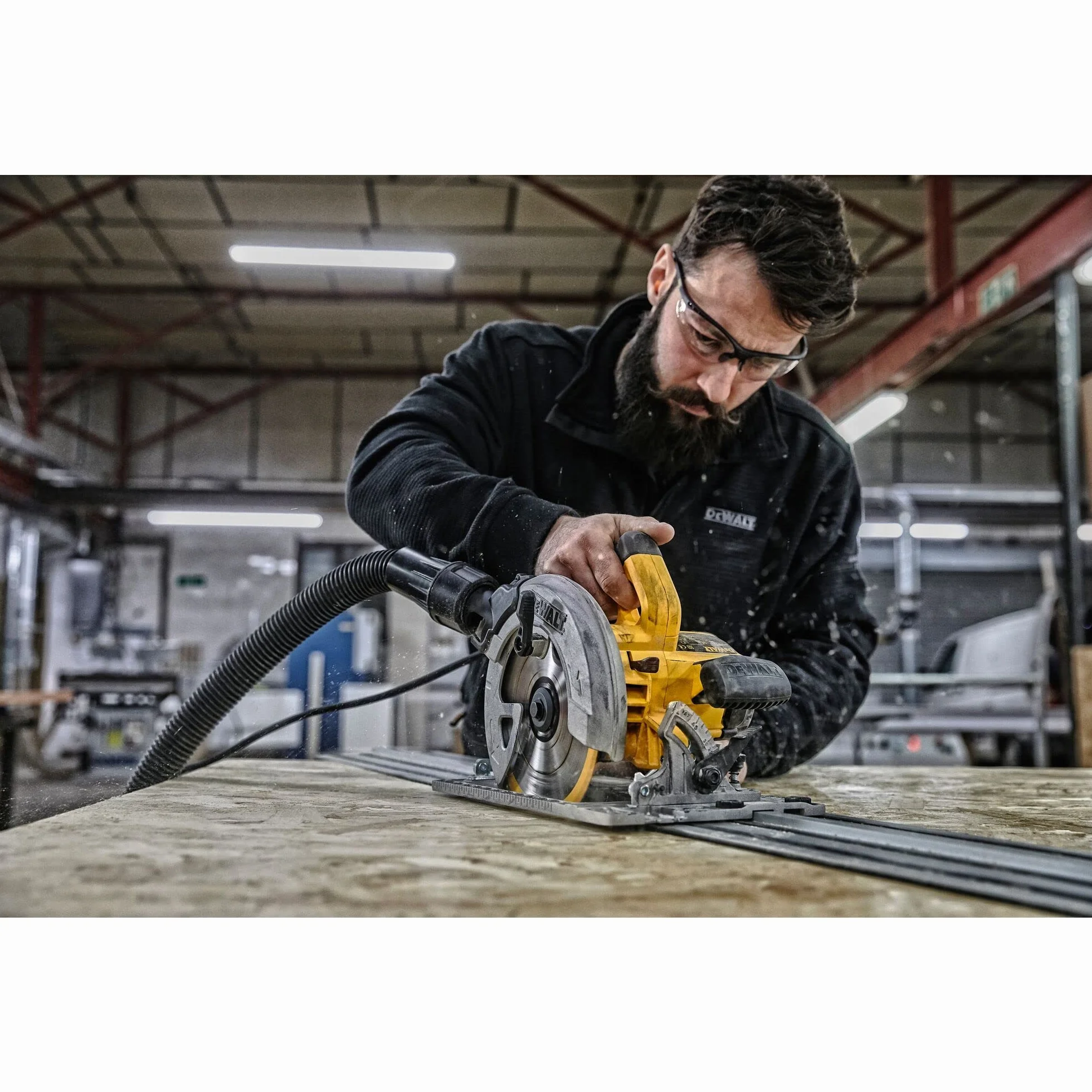DEWALT Handkreissäge (1,350 Watt, 61 mm Schnitttiefe, Sägeblatt-Ø 190/30 mm, inkl. Schutzhauben-Aufsatz für die Staubabsaugung, Parallelanschlag, Montagewerkzeug und Koffer) DWE576K
