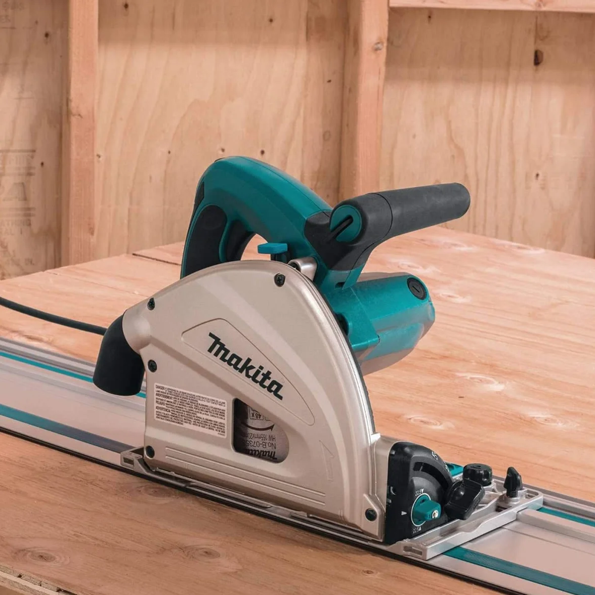 Makita Tauchsäge SP6000J2 165mm 240V Führungsschiene 1,5m Führungsschiene 48T Elektro Neigung Schneiden Wandnahes Schneiden Strapazierfähiges Design Anschlussmöglichkeit Staubsauger