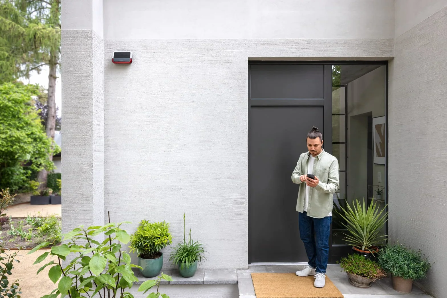 Bosch Smart Home Außensirene, kabellose Alarmanlage mit Solarpanel, warnt per 3-fachen Alarmierung hörbar, sichtbar und via Push-Nachricht, Grey
