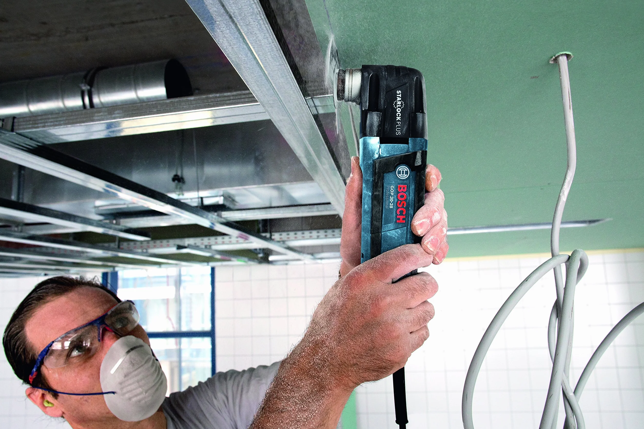 Bosch Professional Multi Cutter GOP 30-28 (inkl. 7x Starlock Tauchsägeblatt, 2x Starlock Segmentsägeblatt, 1x Starlock Carbide-Riff Schleifplatte, 5x Schleifblätter, 1x Delta-Schleifplatte, L-BOXX)