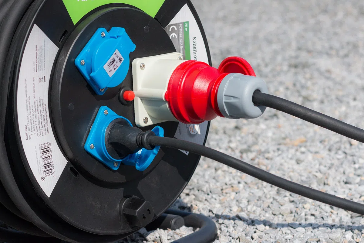 Meister Kabeltrommel H07RN-F5G2,5, IP44 - 20 m Kabel - Thermoschutz-Schalter - Outdoor / Kabelrolle mit CEE- & Schuko-Steckdosen / Kabelbox mit Verlängerungskabel / Leitungsroller mit Kurbel / 7435900