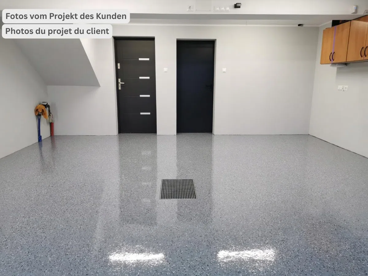 2K Epoxidharz Set für 25 m² mit Top Coat Versiegelung | RAL 7001 – Silbergrau, 12,7 KG | Epoxidharzboden für Garage, Keller | Rutschfest, Chemikalienbeständig | SwissTech