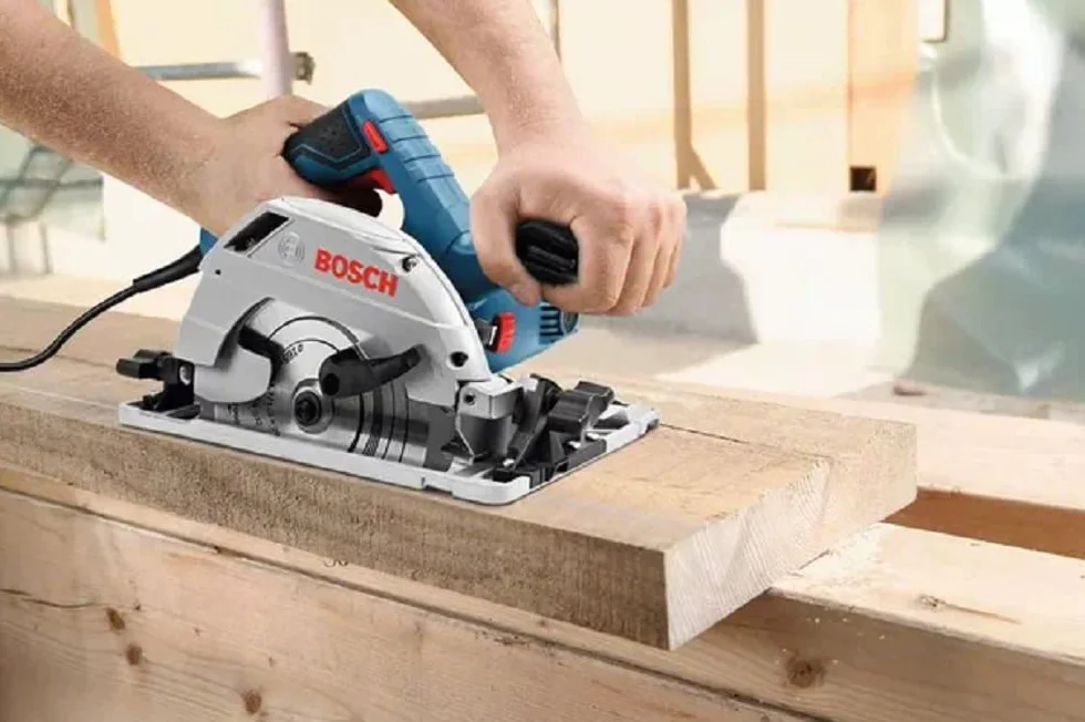 Bosch Professional Kreissäge GKS 55 + GCE (inkl. Innensechskant, 1x Kreissägeblatt, Standard for Wood speed, 165 x 1,7 x 20 mm, 12, Parallelanschlag, Vakuumadapter)