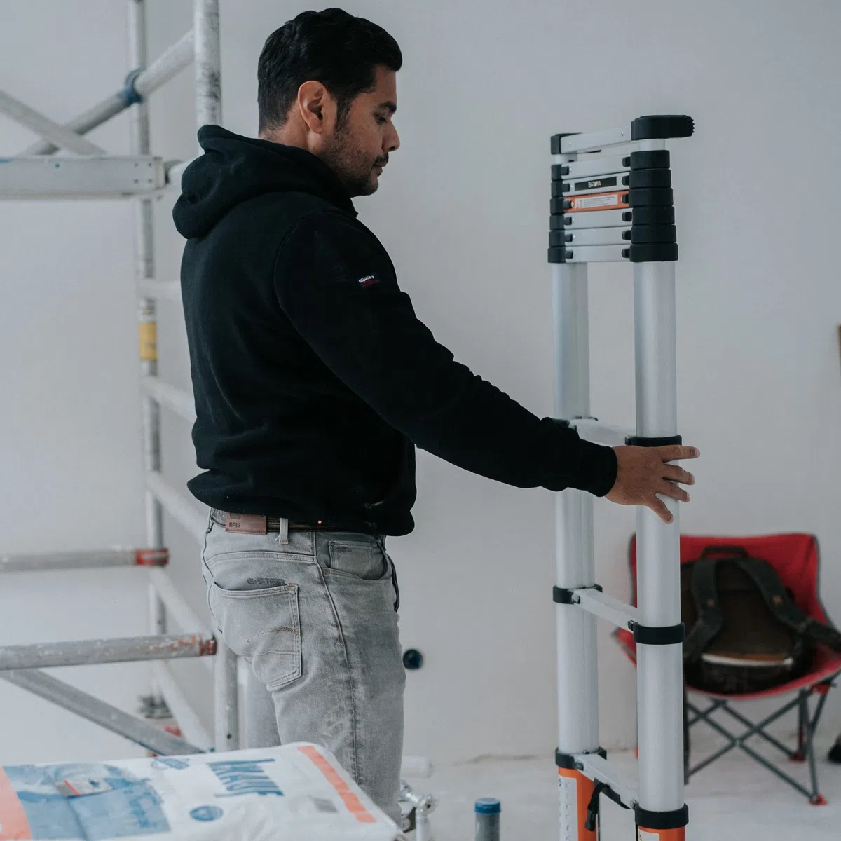 Batavia Giraffe Air Teleskopleiter Aluminium - 2,62m Ausziehleiter mit innovativer Soft-Close-Technologie für maximale Sicherheit - Kompaktes Design & 150kg Tragkraft für Profis & Heimwerker