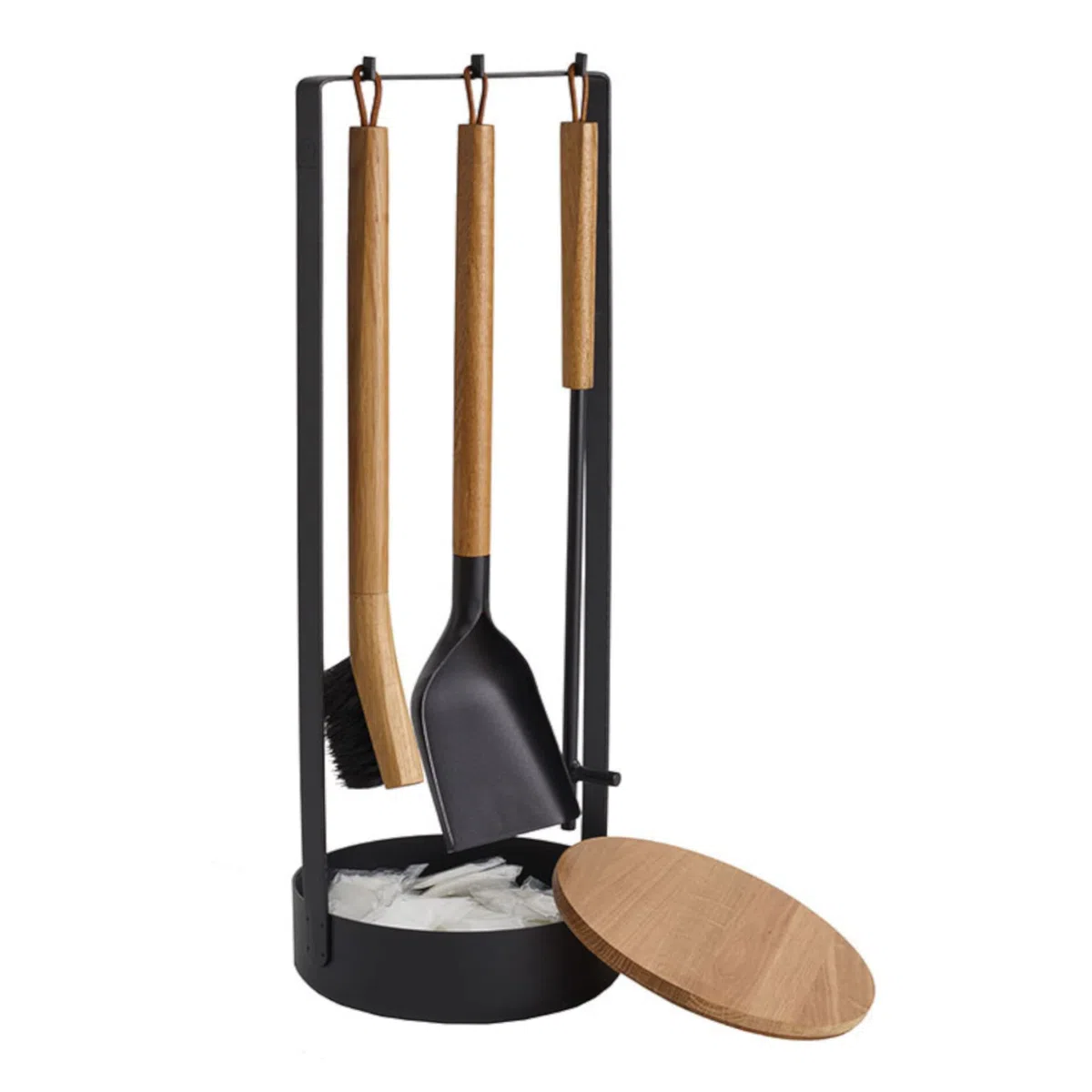 Morsø Adrian Kaminbesteck - das Original, hochwertige Designer-Kamingarnitur, 4-teiliges Kamin Set mit Schaufel, Besen und Feuerhaken & Ständer, schwarz/Holz natur