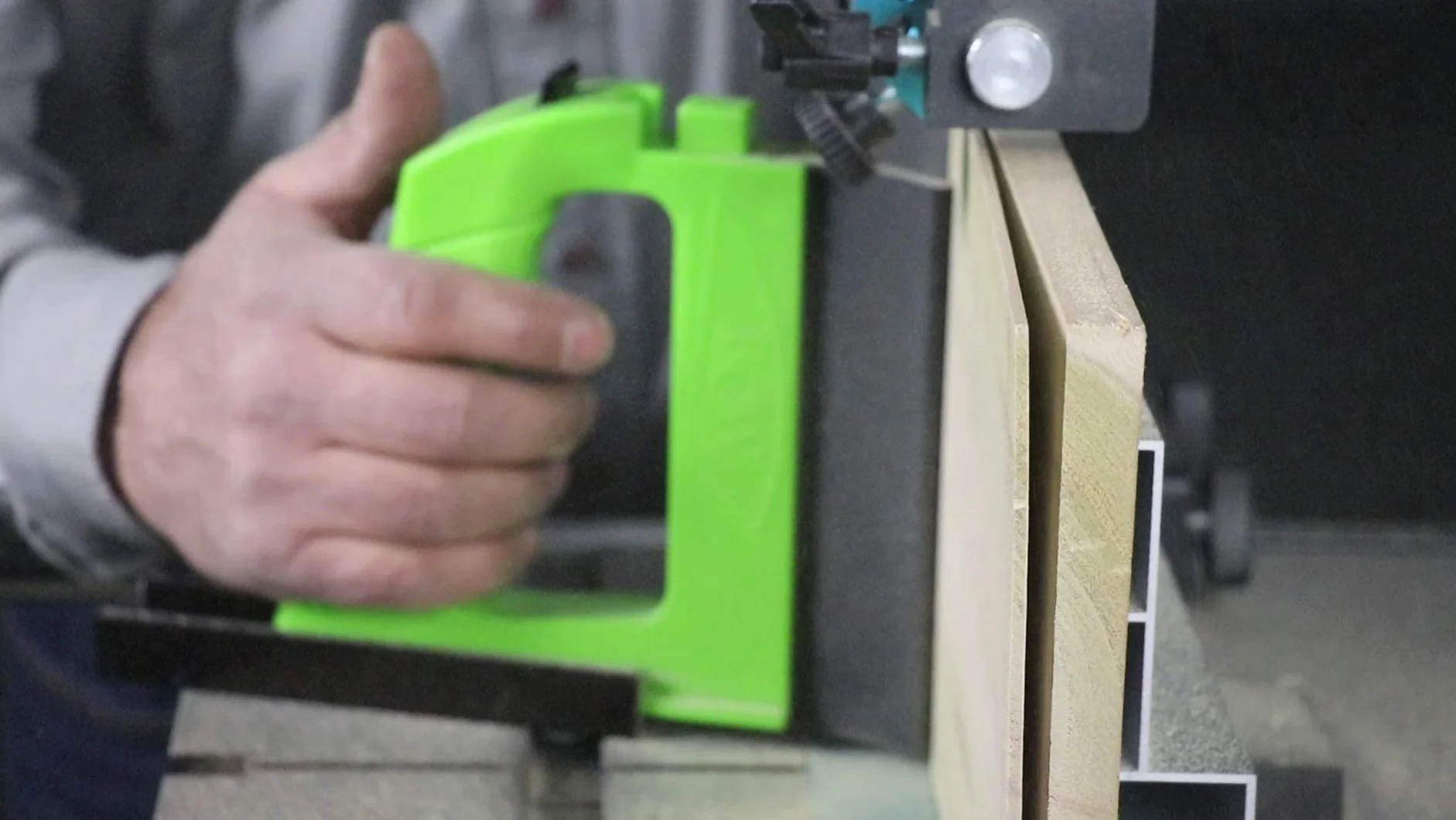 BOW Products GuidePRO GP5 - Featherboard für Bandsägen - Vertikale Resaw- und Bandsägeführung mit Silikon-Feather - Mehr Vorschubkontrolle - Holz­bearbeitungs­werkzeug & Sicherheitszubehör
