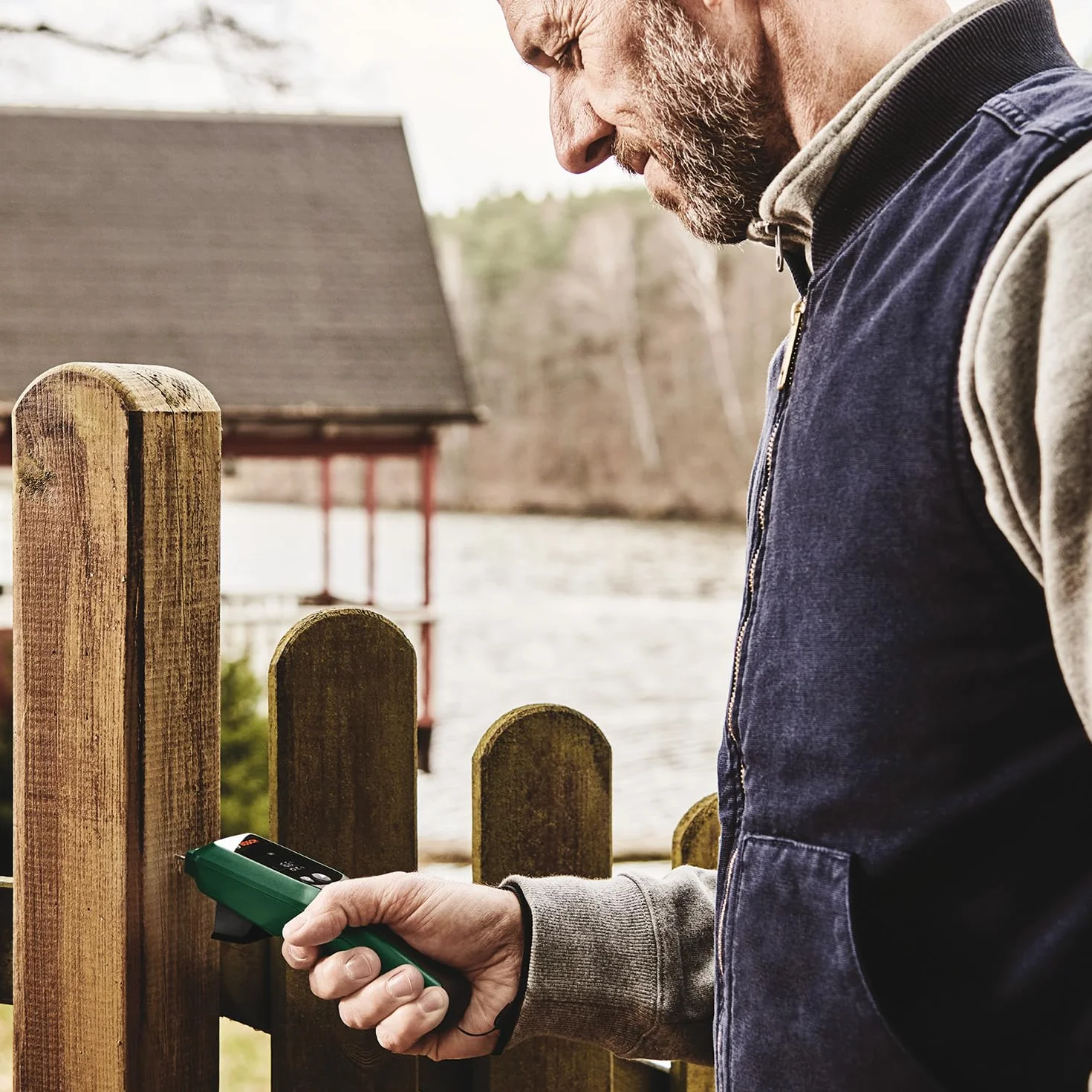 Bosch Holzfeuchtigkeitsmessgerät UniversalHumid (präzise Ergebnisse dank Holzgruppenauswahl und LED-Ampel zur einfachen Interpretation, im E-Commerce Karton)