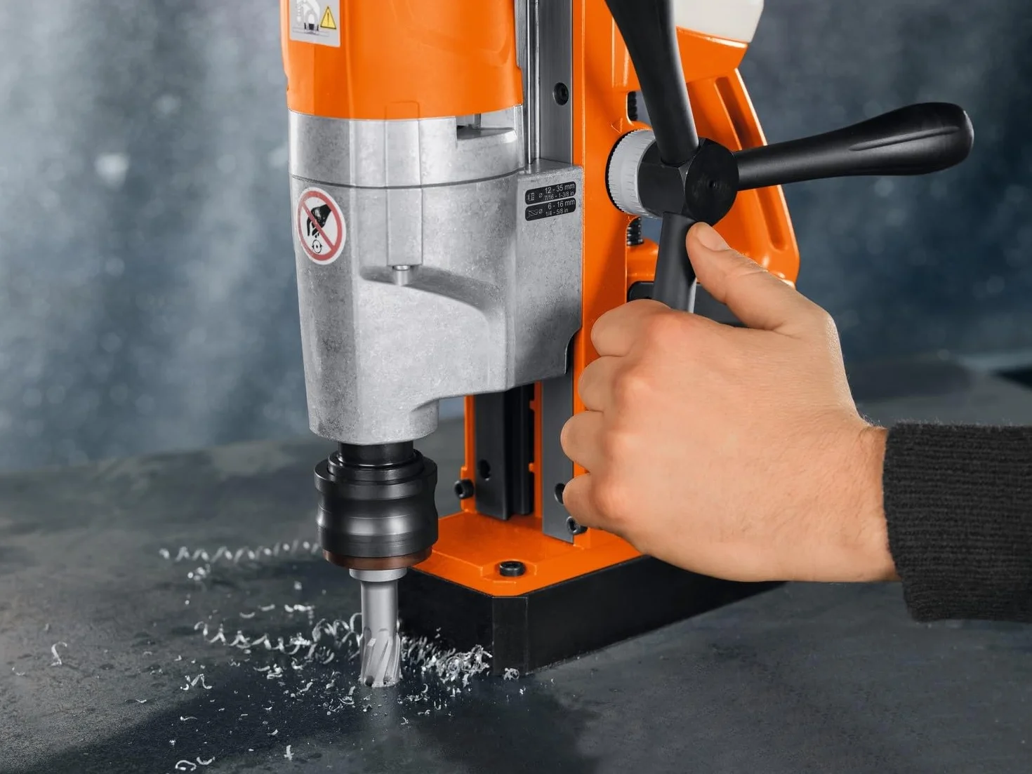 FEIN Kleine und hubstarke 1-Gang-Universal-Magnet-Kernbohrmaschine KBU 35 MQW bis 35 mit Rechts-/Linkslauf, MK2-Werkzeugaufnahme und höchster Funktionalität für flexibles Arbeiten auf der Baustelle.