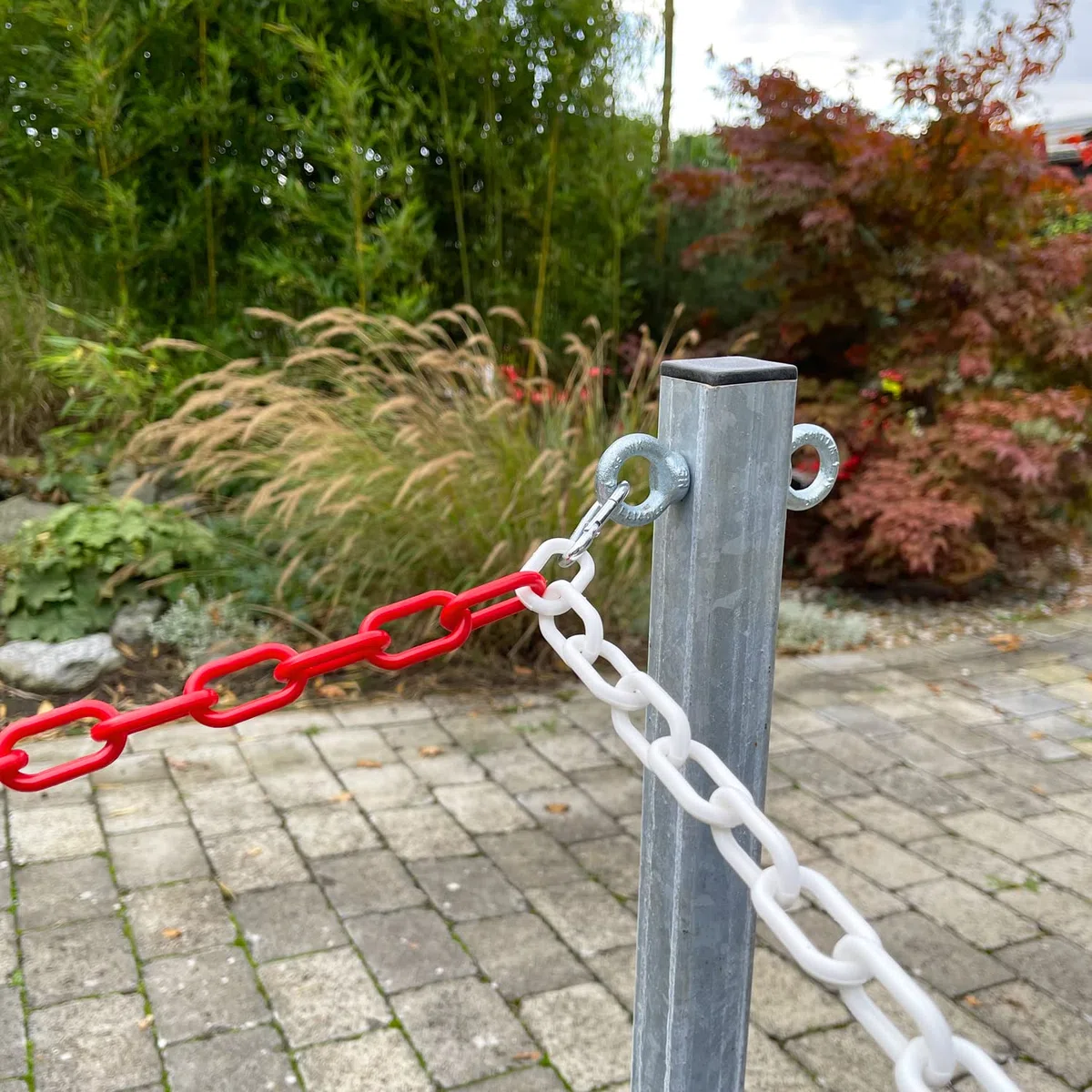 UvV Profi X40 Kettenpfosten Stahl 40 kg Set 4 x 1m x 40/40 Stahlpfosten + 15 kg schwere Fußplatte + 12,5m Absperrkette (Set B 4 Pfosten verzinkt)