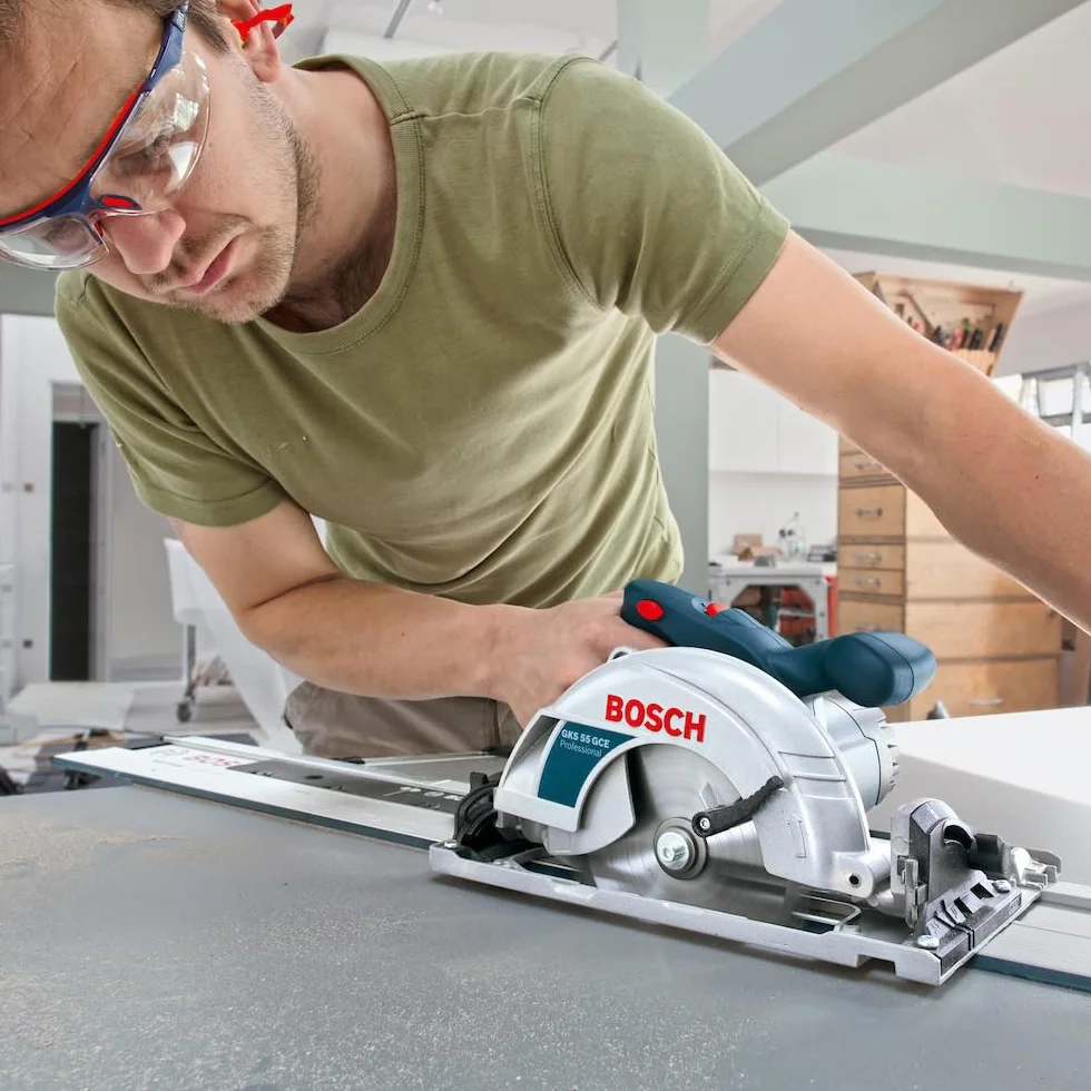 Bosch Professional Führungsschiene FSN 1100 (1,10 m Länge, kompatibel mit Bosch Professional GKS Kreissägen G-Modellen, GKT Tauchsägen, bestimmten GST Stichsägen + GOF Fräsen mit Adapter)