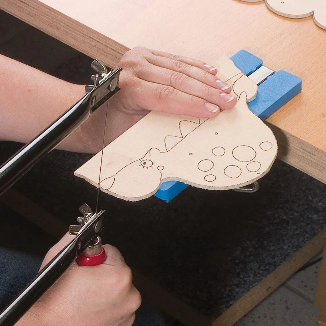 Pebaro 641S Laubsäge in Kunststoffbox, 27 Teile, praktischer Koffer, ausklappbare Fächer, komplettes Set, Laubsägebogen made in Germany, Bohrmaschine, Basteln mit Holz, Geschenkidee für Kinder