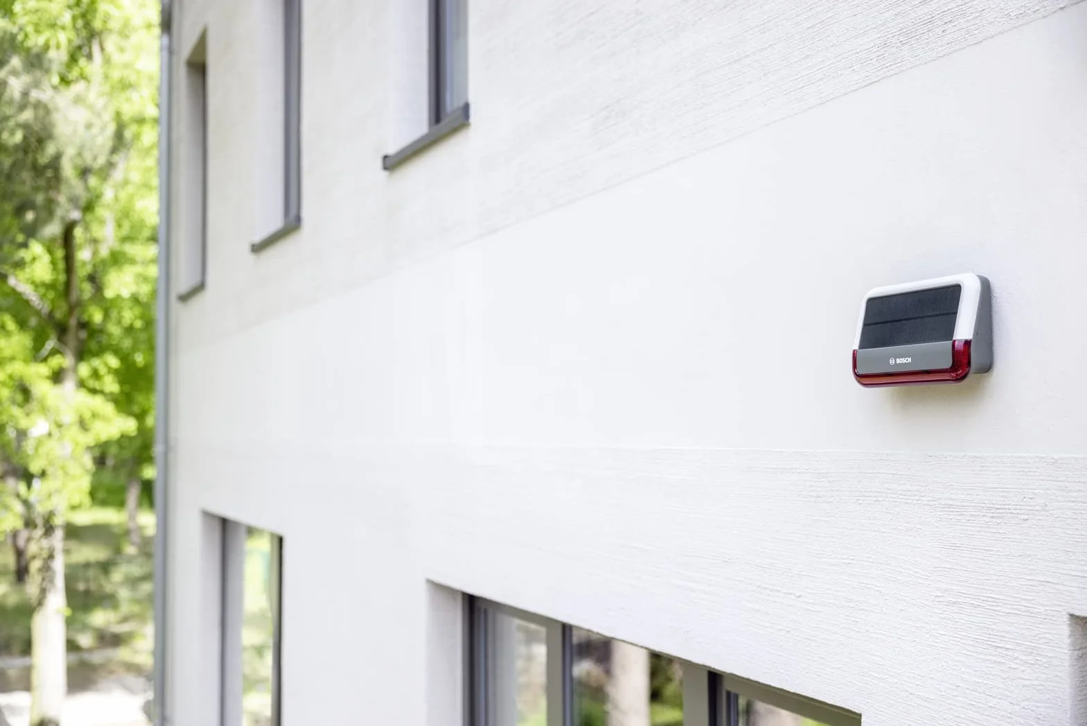 Bosch Smart Home Außensirene, kabellose Alarmanlage mit Solarpanel, warnt per 3-fachen Alarmierung hörbar, sichtbar und via Push-Nachricht, Grey