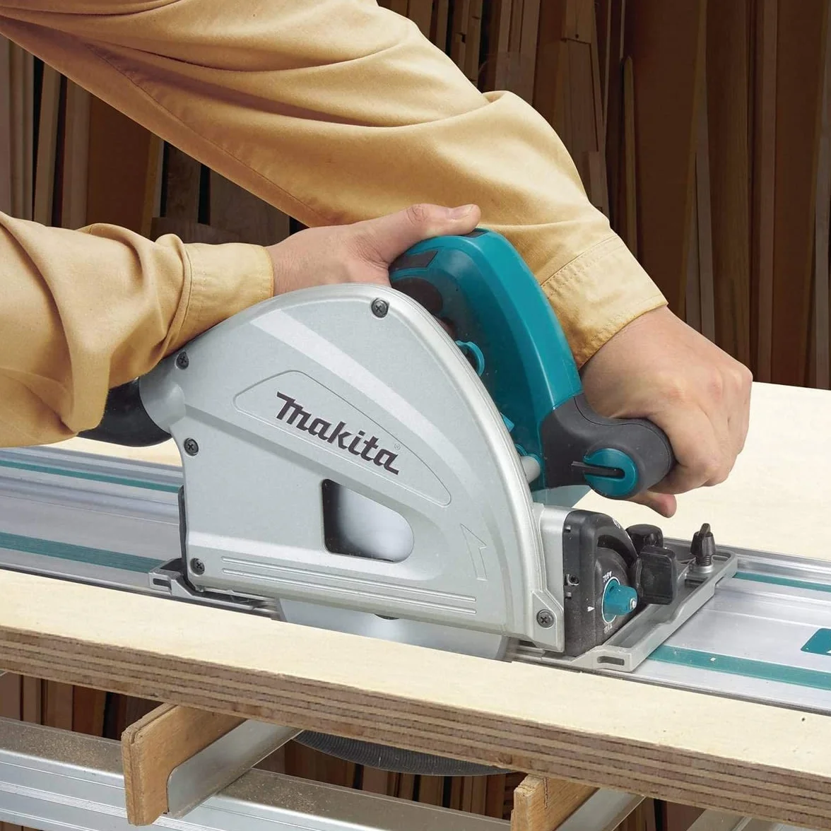 Makita Tauchsäge SP6000J2 165mm 240V Führungsschiene 1,5m Führungsschiene 48T Elektro Neigung Schneiden Wandnahes Schneiden Strapazierfähiges Design Anschlussmöglichkeit Staubsauger