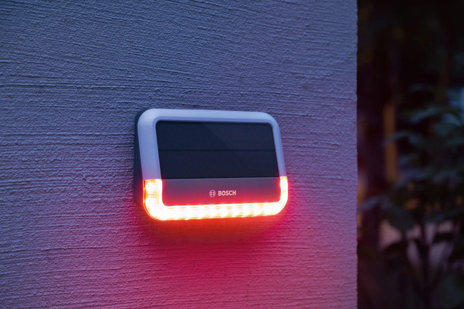 Bosch Smart Home Außensirene, kabellose Alarmanlage mit Solarpanel, warnt per 3-fachen Alarmierung hörbar, sichtbar und via Push-Nachricht, Grey
