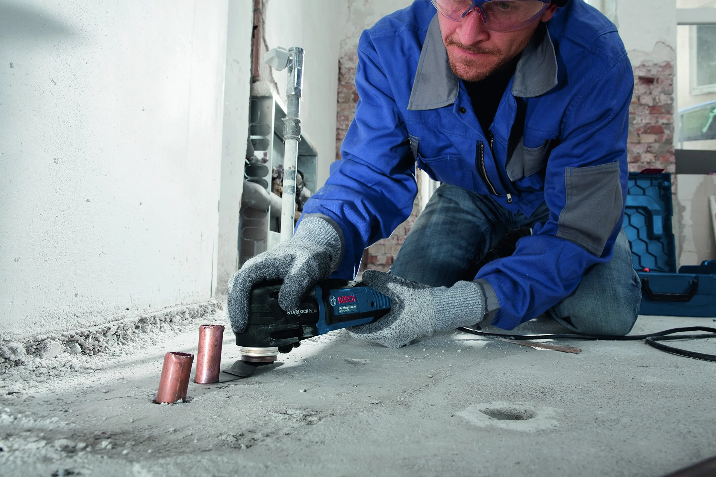 Bosch Professional Multi Cutter GOP 30-28 (inkl. 7x Starlock Tauchsägeblatt, 2x Starlock Segmentsägeblatt, 1x Starlock Carbide-Riff Schleifplatte, 5x Schleifblätter, 1x Delta-Schleifplatte, L-BOXX)