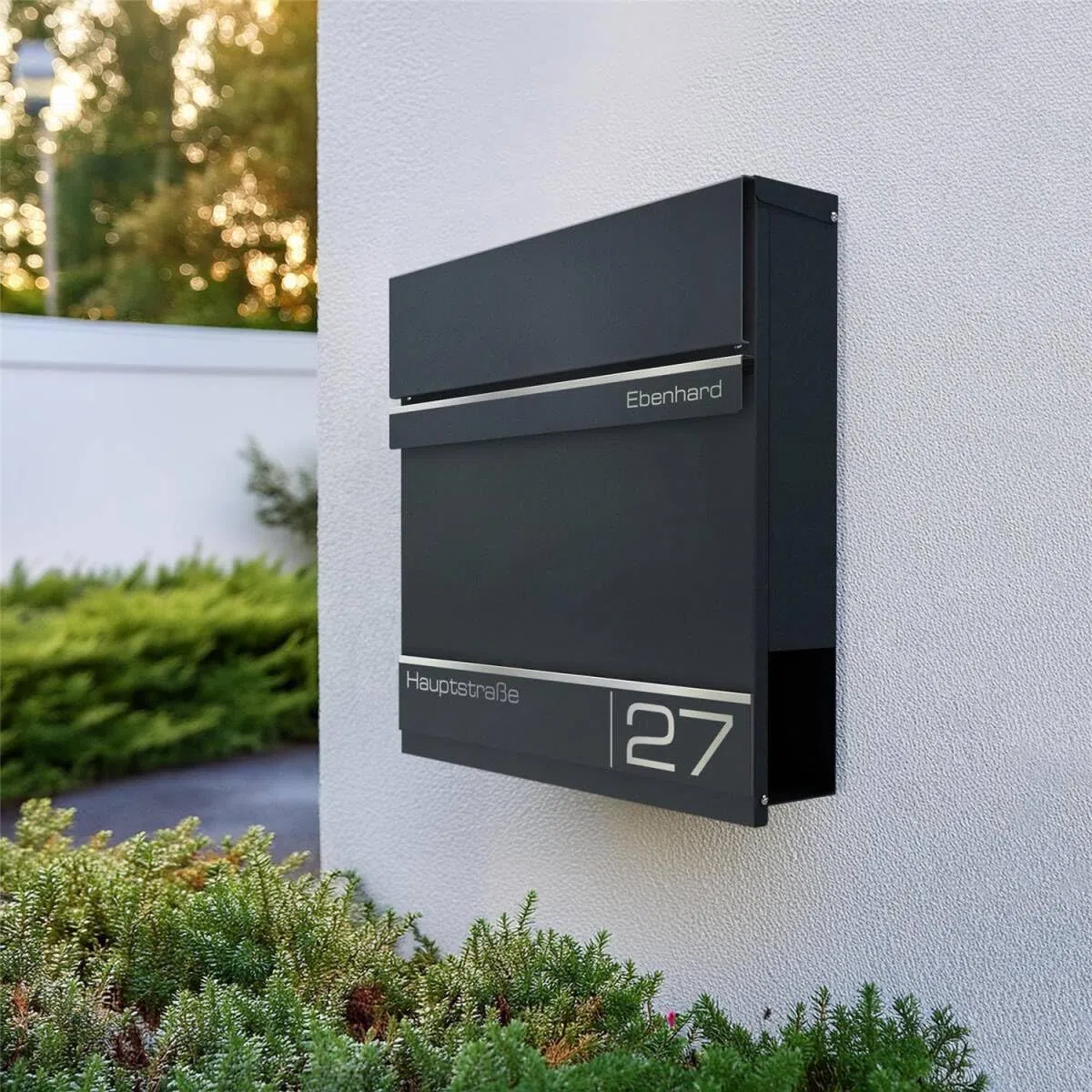 Metzler Briefkasten Personalisierbar Anthrazit RAL 7016 - mit Zeitungsfach - Wandbriefkasten mit Edelstahl Namensschild und Hausnummer Lesergravur - UV-beständig und Rostfrei (Mit Gravur) - Herrmann
